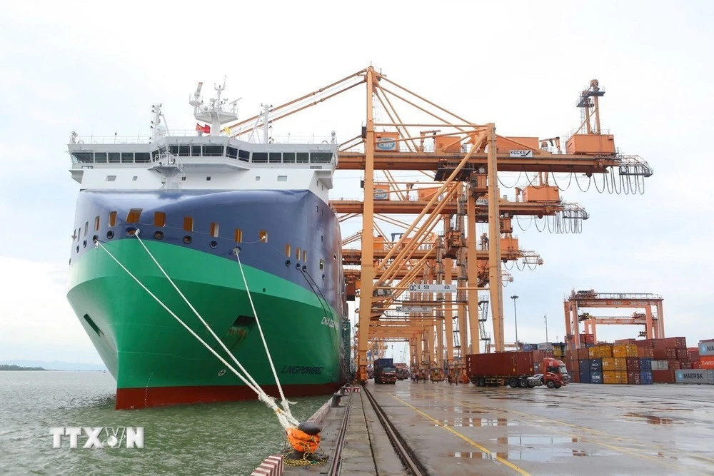 Tàu CMA CGM VISBY cập cảng Tân Vũ làm hàng.