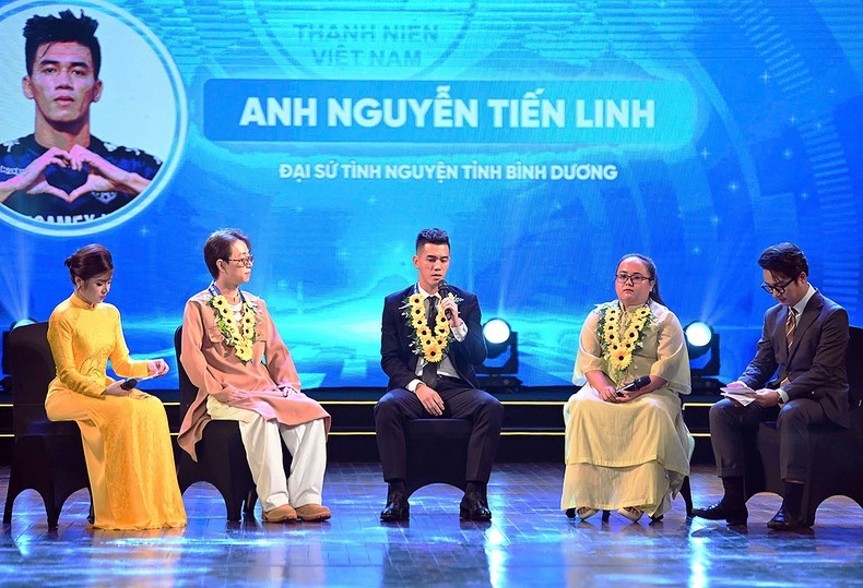 Chân sút Nguyễn Tiến Linh và các "Thanh niên sống đẹp" năm 2024 tại chương trình giao lưu trong khuôn khổ Gala. Chân sút Nguyễn Tiến Linh và các "Thanh niên sống đẹp" năm 2024 tại chương trình giao lưu trong khuôn khổ Gala.