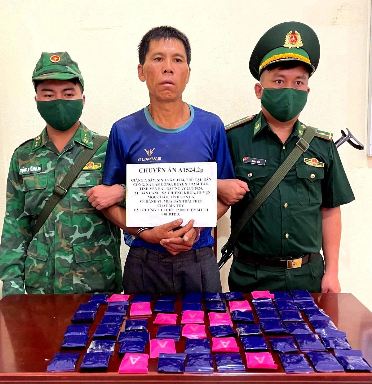 Đối tượng Giàng A Sáy bị bắt giữ cùng tang vật 12.000 viên MTTH.