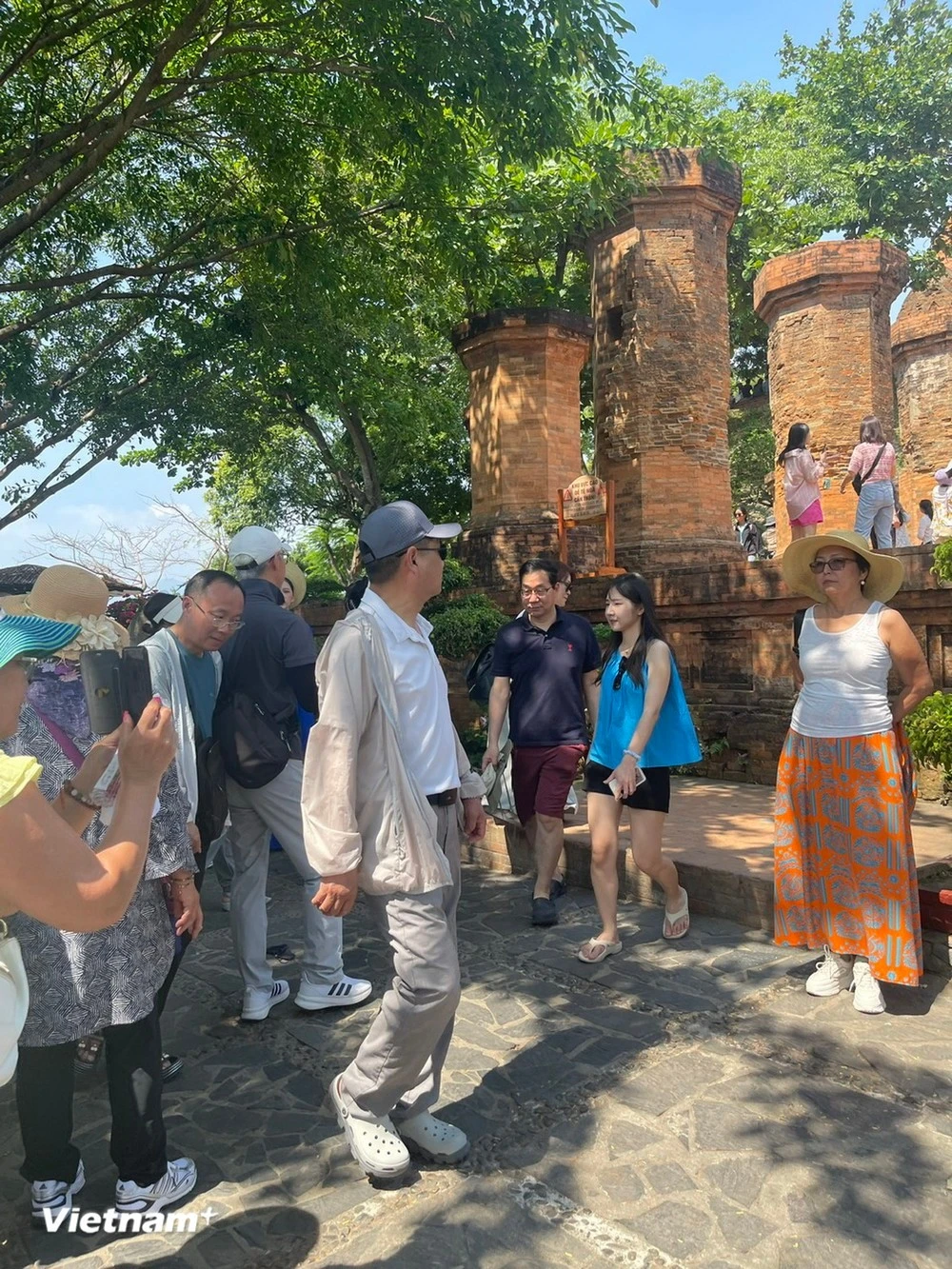 Khách du lịch quốc tế tham quan Tháp Bà Ponagar, thành phố Nha Trang, tỉnh Khánh Hòa.