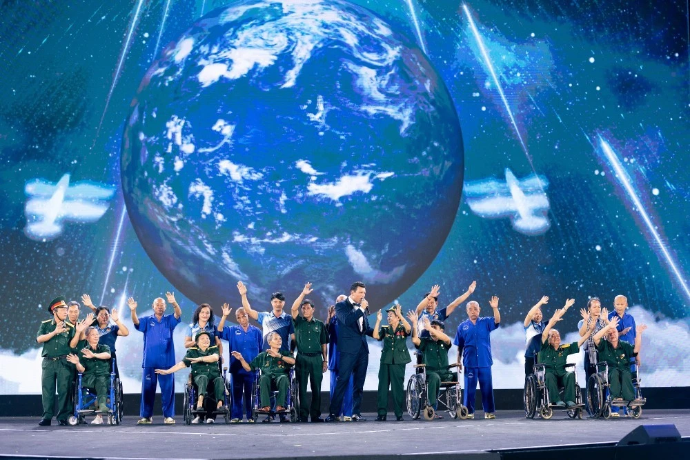 Đại diện Puerto Rico thể hiện ca khúc “You Raise Me Up" cùng màn xuất hiện của 15 thương binh Việt Nam.