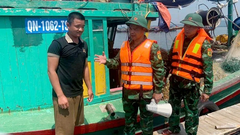 Bộ đội Biên phòng huyện Cô Tô kêu gọi người dân đưa tàu về tránh trú bão.