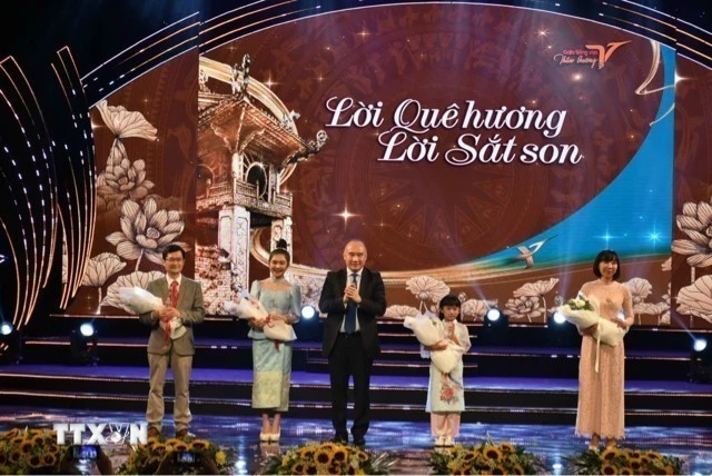 Chương trình giao lưu với các đại biểu.