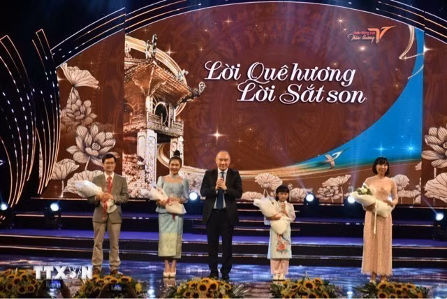 Chương trình giao lưu với các đại biểu.