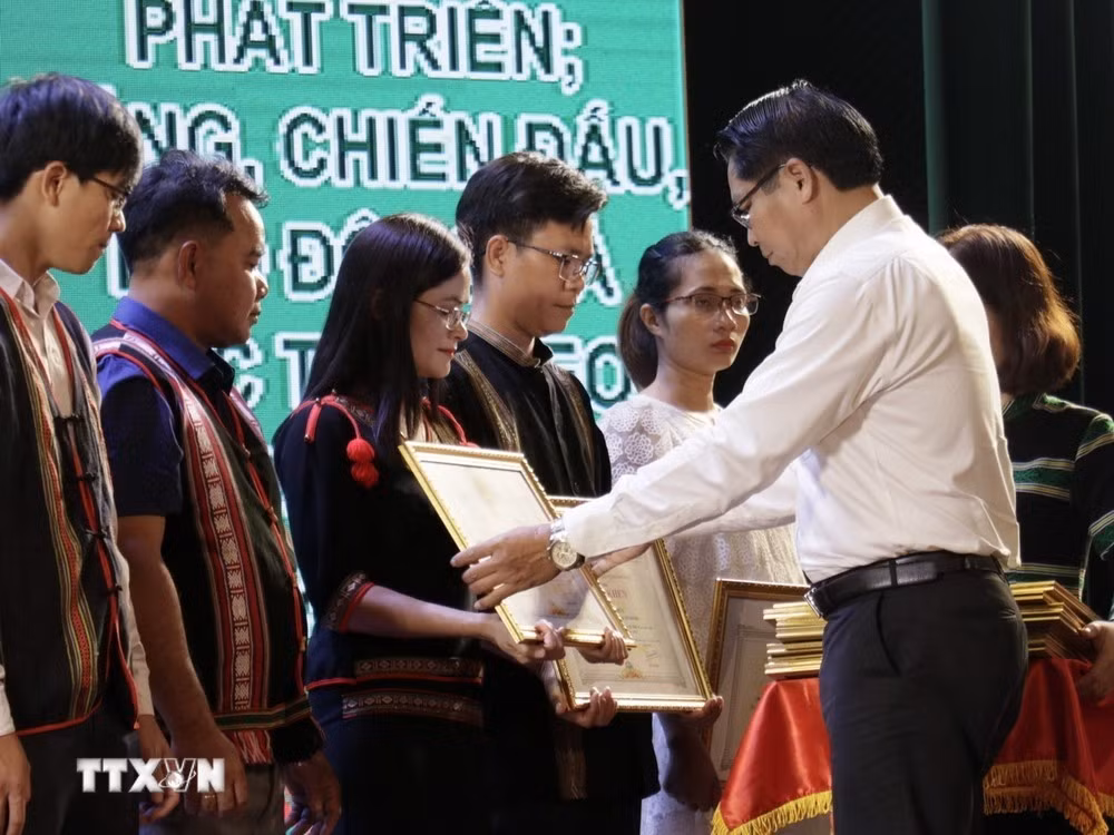 Trao Bằng khen cho các điển hình tiên tiến trong vùng đồng bào dân tộc thiểu số tỉnh Bình Phước.