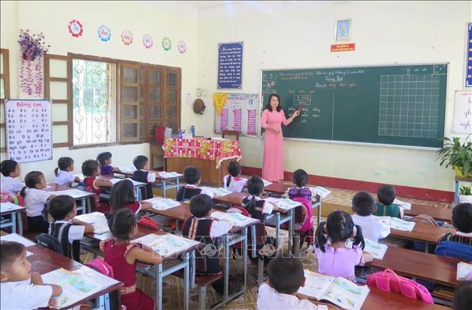 Lớp học tiếng Việt của học sinh lớp 1, trường Tiểu học Đặng Trần Côn, tỉnh Kon Tum.