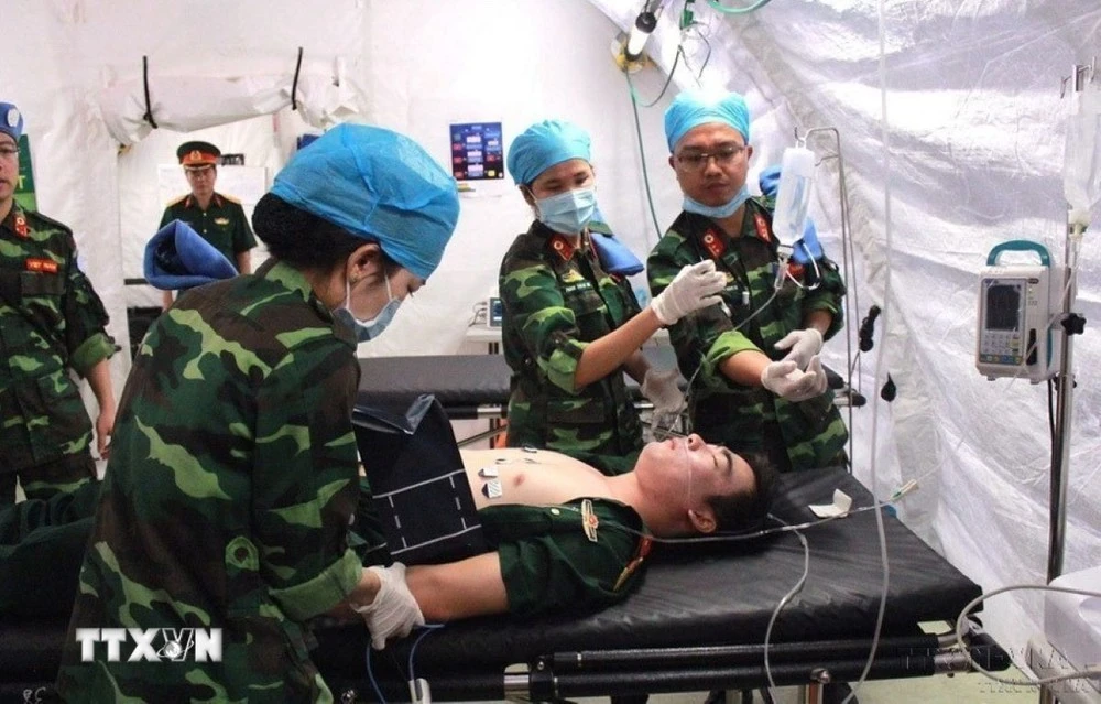 Nữ quân nhân Bệnh viện dã chiến cấp 2, số 1 thực hành huấn luyện trên bộ trước khi tham gia gìn giữ hòa bình tại Nam Sudan.