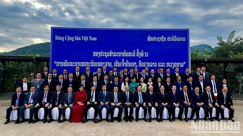 Các đại biểu tham dự Hội thảo chụp ảnh lưu niệm.