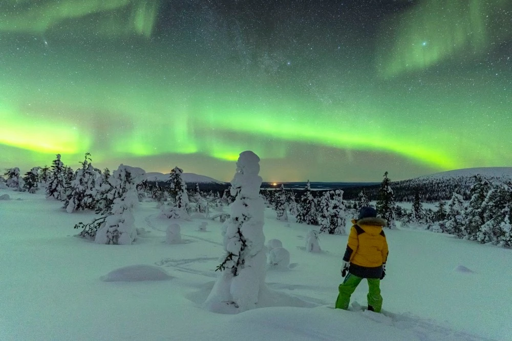 Du khách trải nghiệm cực quang.