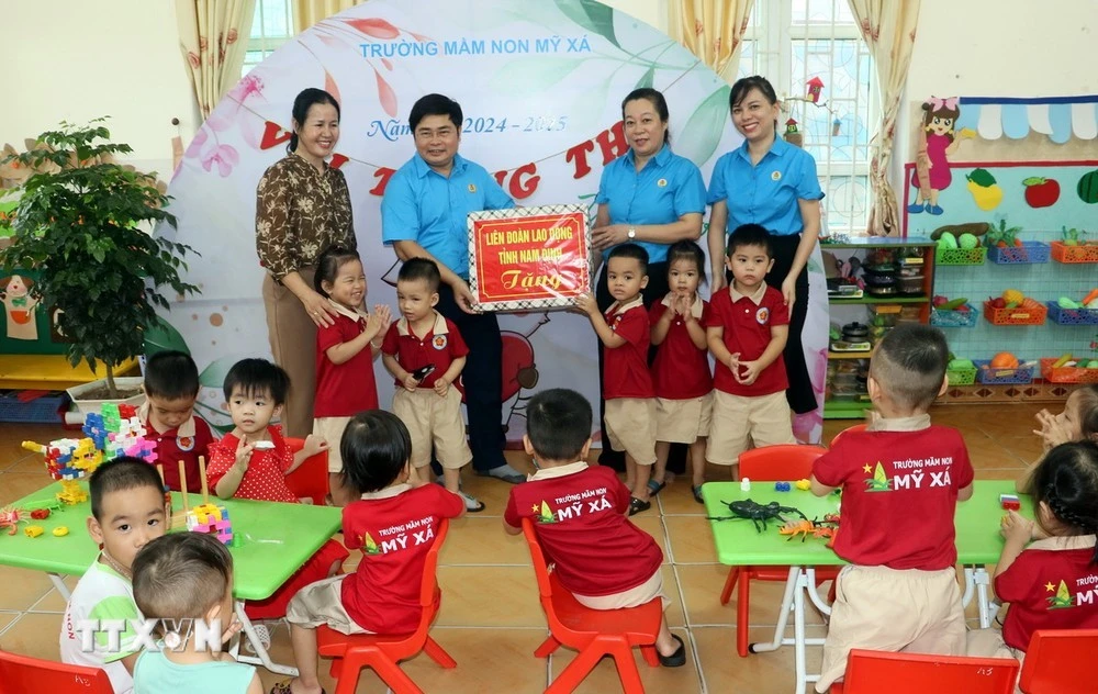 Lãnh đạo Liên đoàn Lao động tỉnh Nam Định trao quà cho Trường Mầm non Mỹ Xá, thành phố Nam Định, tỉnh Nam Định.