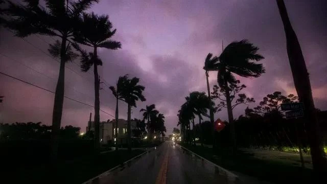 Hàng triêu người dân tại bang Florida chìm trong cảnh tối tăm do bị cắt điện.