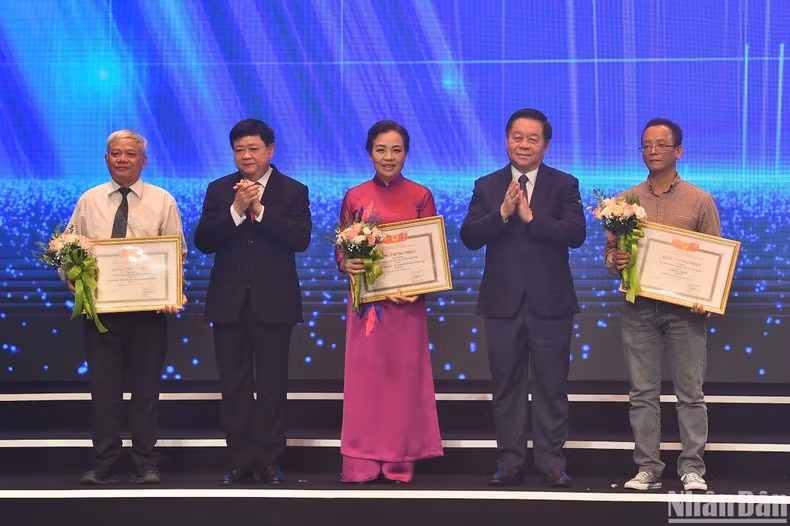 Đồng chí Nguyễn Trọng Nghĩa, Ủy viên Bộ Chính trị, Bí thư Trung ương Đảng, Trưởng ban Tuyên giáo Trung ương dự và trao giải cho 04 tác phẩm đạt mức B.