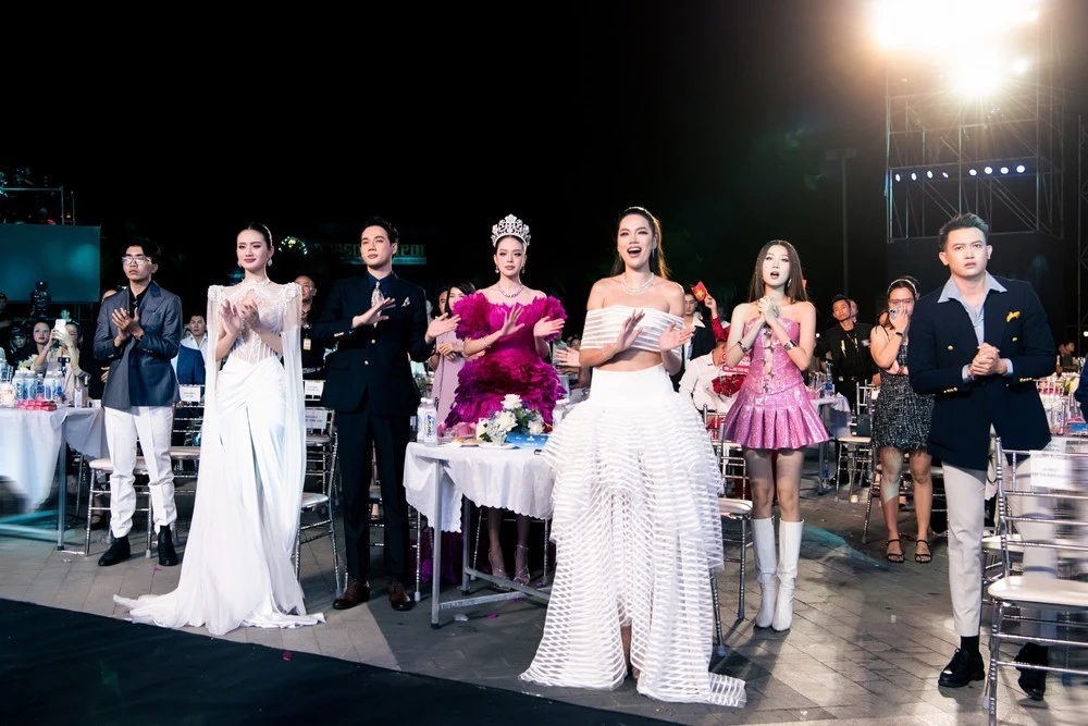 Sự xúc động của dàn giám khảo và khán giả dưới sân khấu trước tiết mục ý nghĩa của Đại diện Puerto Rico.