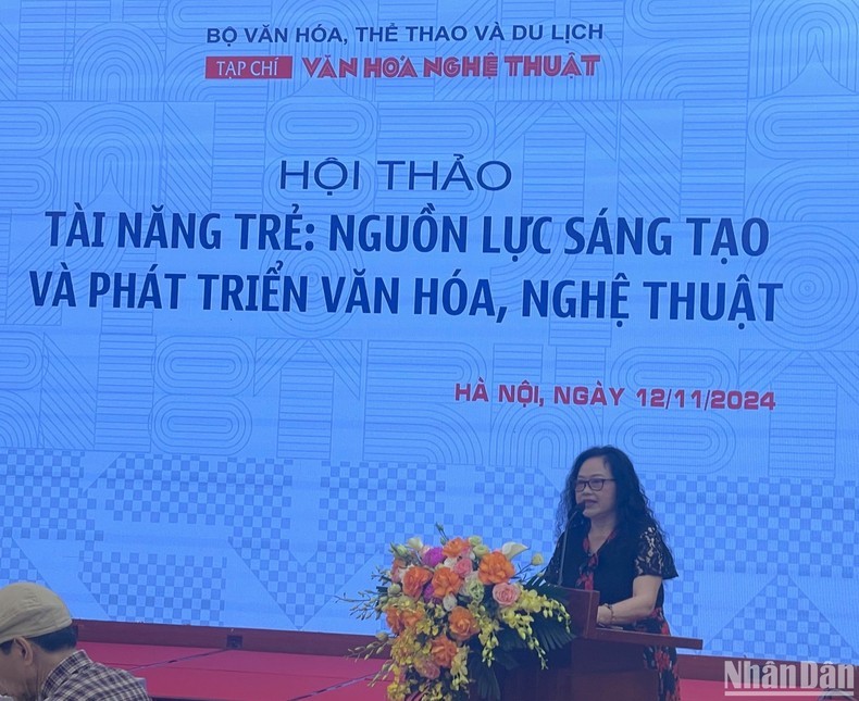 GS, TS Lê Thị Hoài Phương tham luận. GS, TS Lê Thị Hoài Phương tham luận.