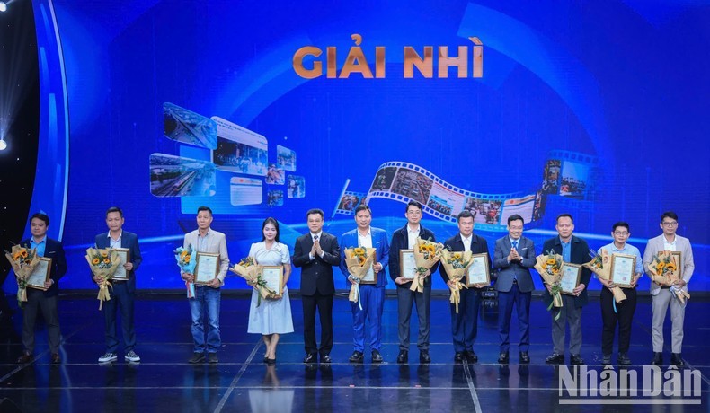 Trao giải cho các tác giả/nhóm tác giả đạt Giải Nhì.