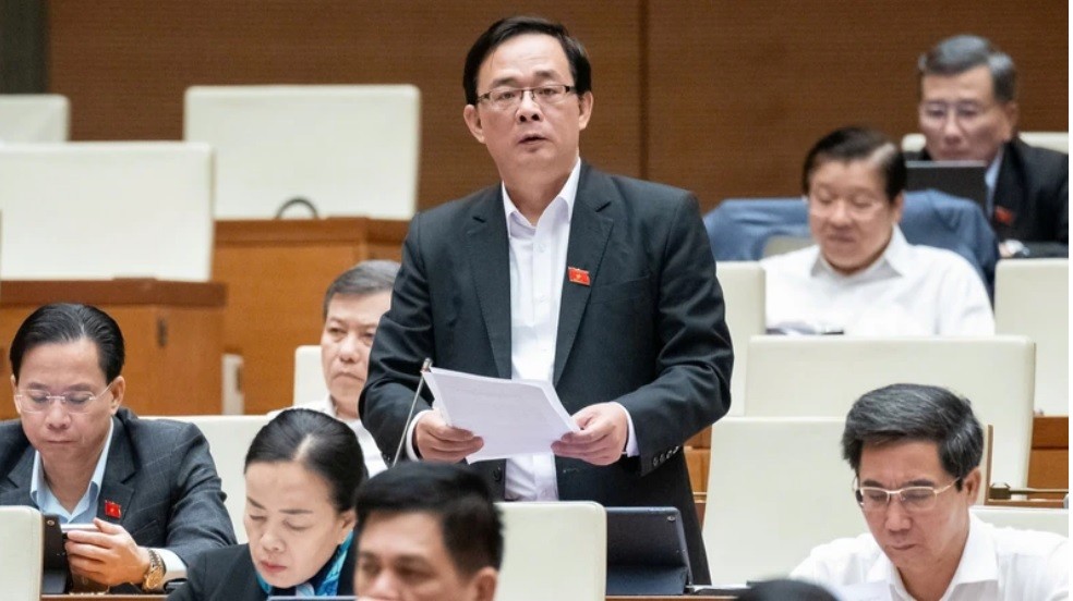 Đại biểu Triệu Quang Huy (đoàn Lạng Sơn) phát biểu ý kiến tại hội trường sáng 5/11. 1.jpg