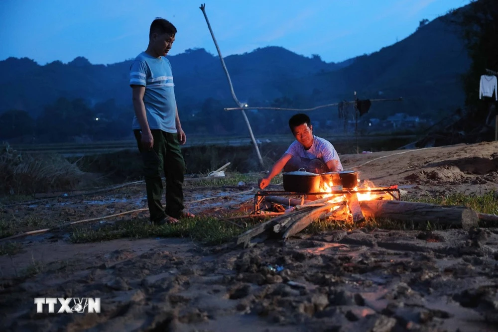 Người dân cần lựa chọn thực phẩm và chế biến thực phẩm an toàn, hợp vệ sinh, ăn thức ăn nấu chín và nước đun sôi.