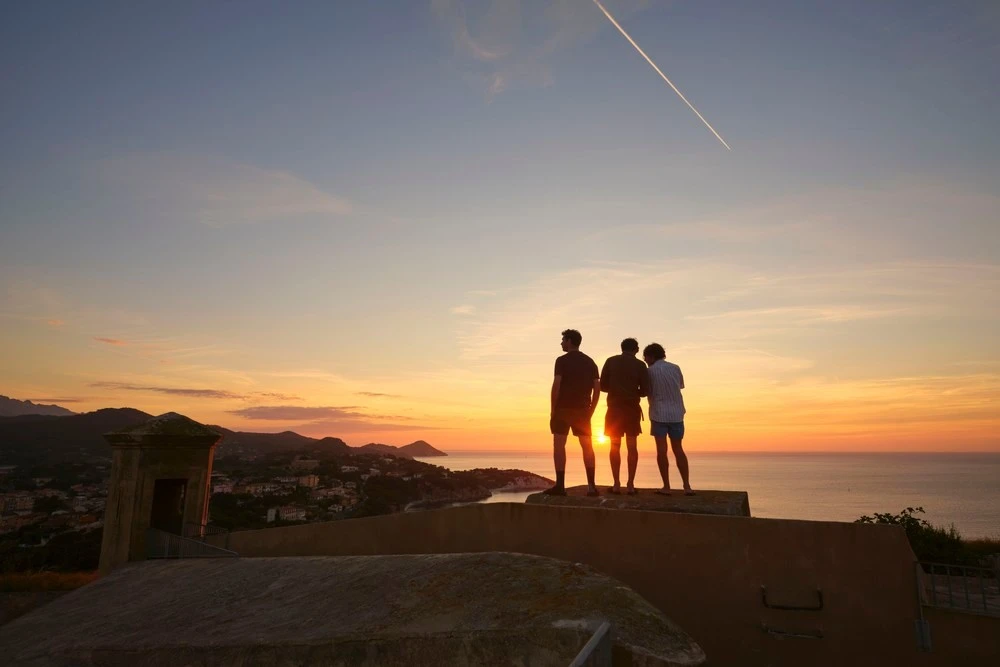 Du khách hòa mình với hoàng hôn rực rỡ sau một ngày trải nghiệm đời sống cùng các ngư dân.