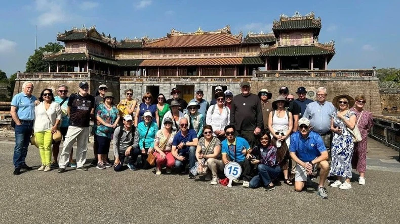 Khách du lịch từ tàu Celebrity Millennium tham quan Kinh thành Huế.