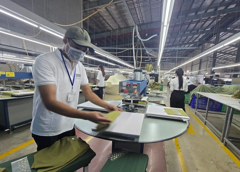 Người lao động Công ty TNHH May mặc Hung Kiu Việt Nam phấn khởi hoàn thành những đơn hàng cuối năm, bảo đảm thời gian nghỉ tết vào ngày 23 tháng chạp.