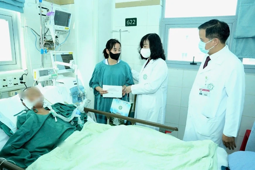 Bộ trưởng Đào Hồng Lan thăm hỏi và động viên gia đình cháu Thảo Ng. hiện đang được điều trị tại Trung tâm Hồi sức tích cực, Bệnh viện Bạch Mai.