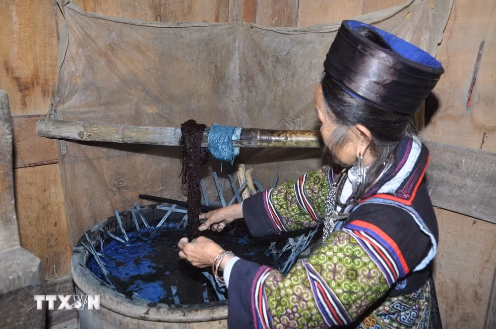 Trong ảnh: Công đoạn nhuộm chàm thổ cẩm của người Mông xã Lao Chải, Sa Pa.