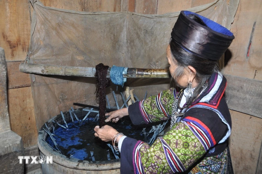 Trong ảnh: Công đoạn nhuộm chàm thổ cẩm của người Mông xã Lao Chải, Sa Pa.