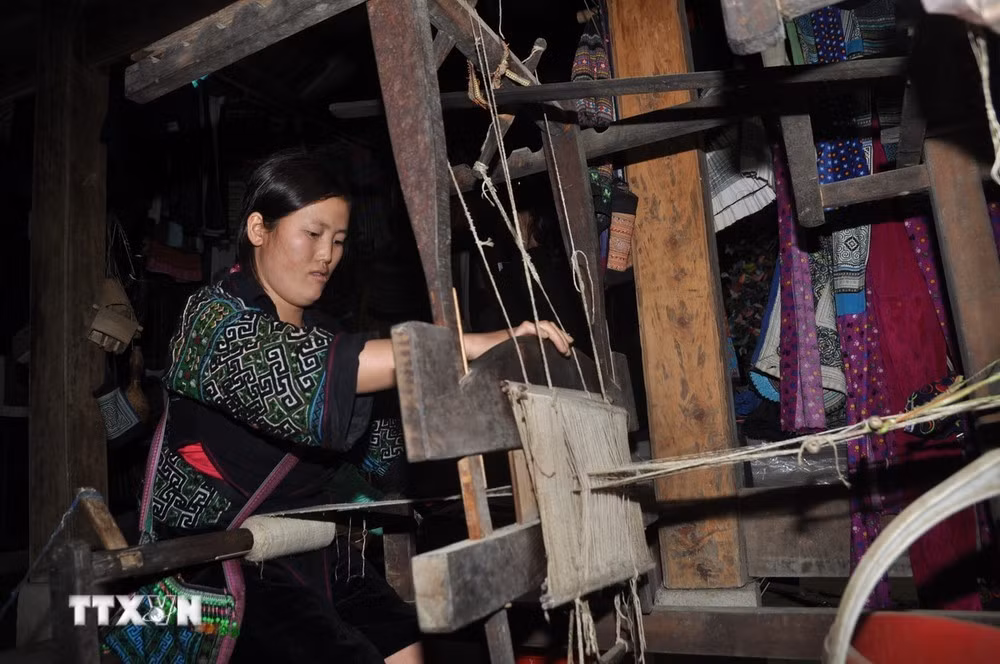 Trong ảnh: Công đoạn dệt vải từ sợi.