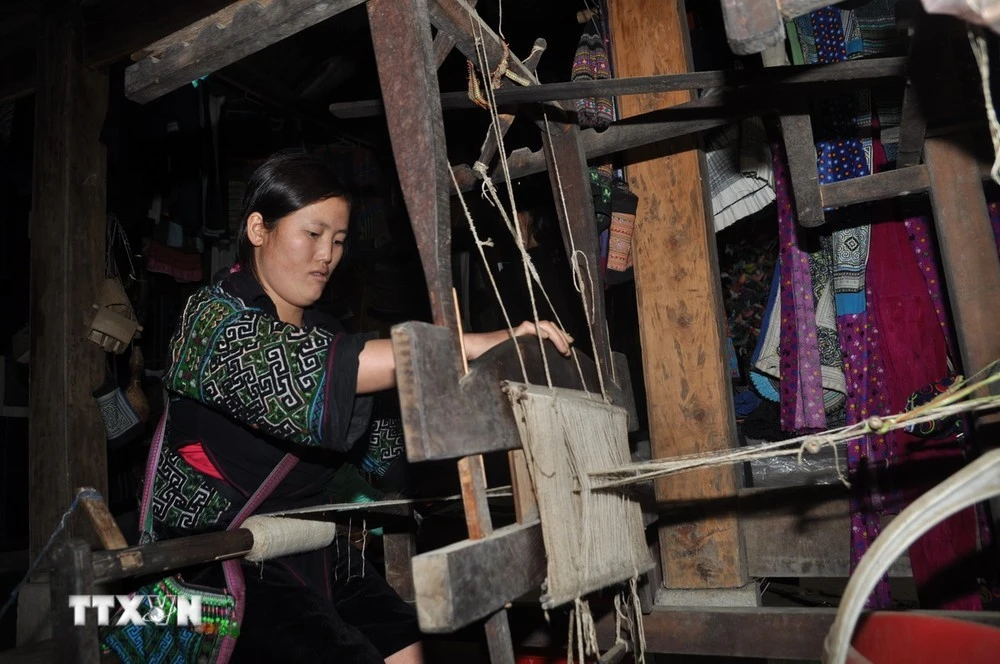 Trong ảnh: Công đoạn dệt vải từ sợi.