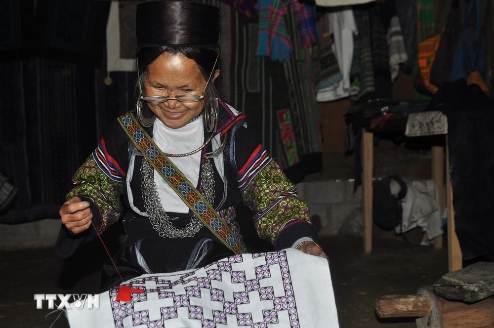 Công đoạn thêu tay hoa văn thổ cẩm đòi hỏi sự cầu kỳ chi tiết.