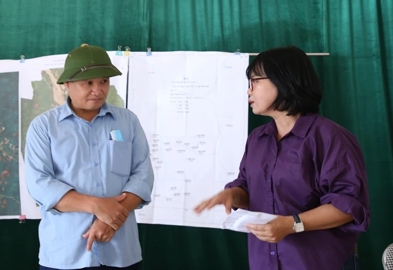 Phó Tổng biên tập Thường trực Báo điện tử Đảng Cộng sản Việt Nam Đỗ Thị Thu Hiên trao đổi với Chủ tịch xã Phúc Khánh Nông Thế Mạnh về những thiệt hại về người và tài sản của thôn Làng Nủ sau trận lũ ống, lũ quét kinh hoàng xảy ra vào 10/9 vừa qua.
