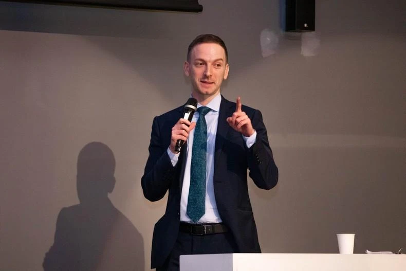 Ông Conor Finn - Phó Trưởng phái đoàn, Đại sứ quán Ireland tại Việt Nam phát biểu tại lễ khai mạc.