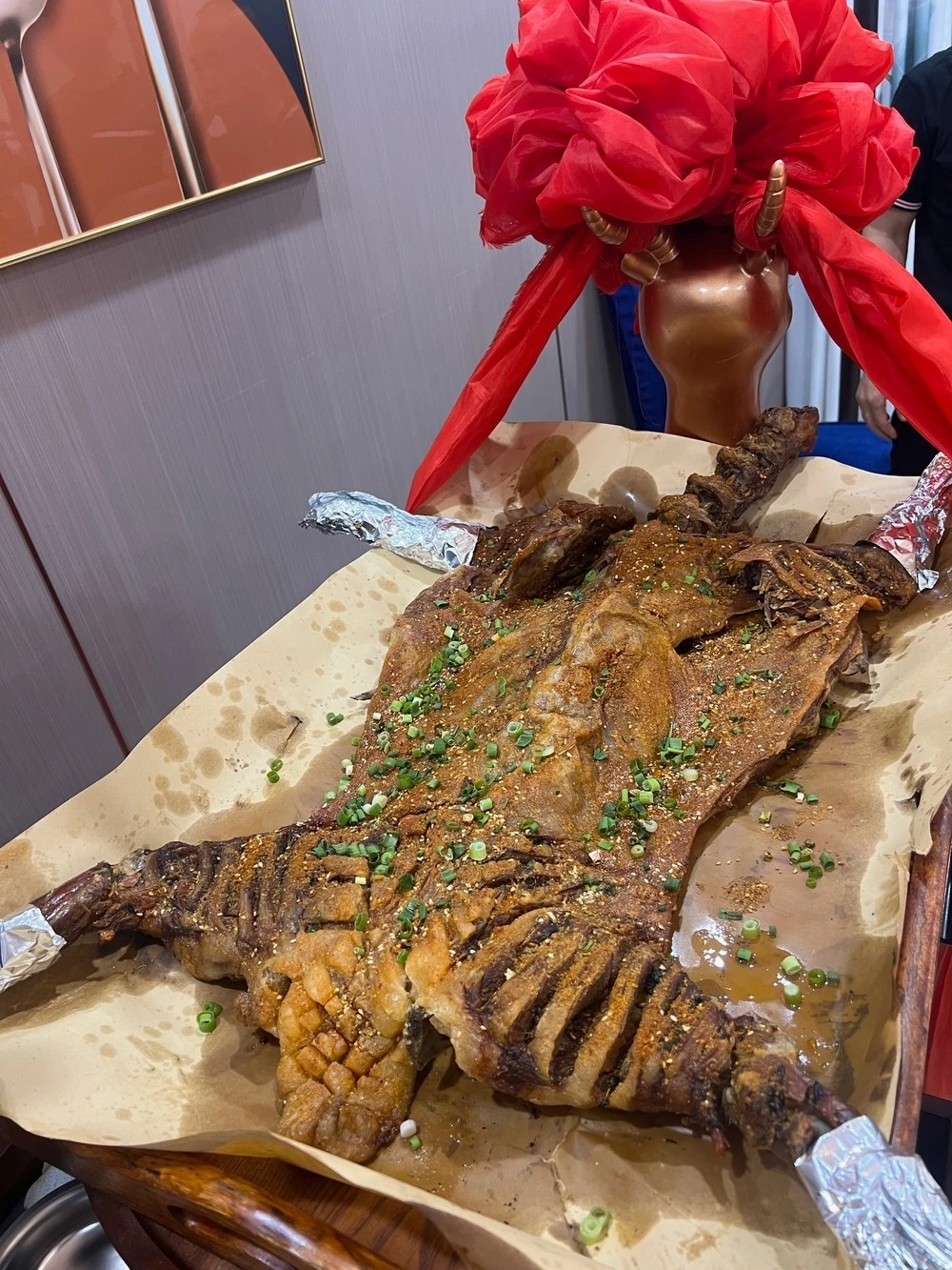 Thưởng thức thịt cừu nướng, món ăn không thể thiếu khi khám phá văn hóa ẩm thực ở Nội Mông luôn là trải nghiệm khó quên đối với du khách.