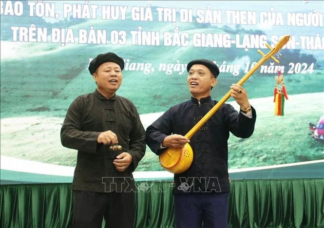 Tiết mục hát Then tại hội thảo.