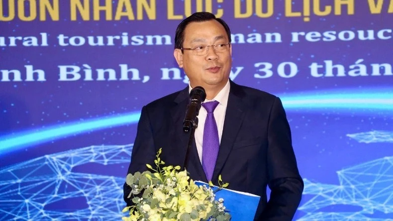 Tiến sĩ Nguyễn Trùng Khánh, Cục trưởng Cục Du lịch quốc gia Việt Nam cho rằng, hiện nay còn một số thách thức trong du lịch văn hóa như: chương trình đào tạo chưa cập nhật, chưa theo kịp được xu hướng mới, công nghệ khai thác mới; biên soạn giáo trình chưa theo kịp trong bối cảnh hội nhập; khó khăn trong việc cạnh tranh trong thu hút nguồn nhân lực...