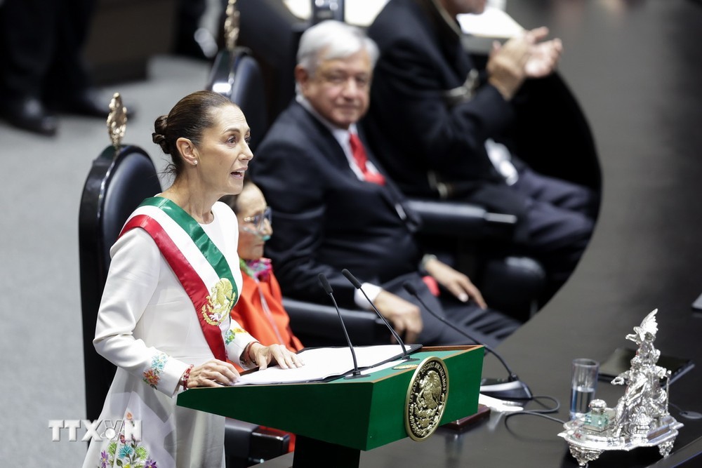 Tổng thống đắc cử Mexico Claudia Sheinbaum tuyên thệ nhậm chức tại Mexico City ngày 1/10. Tổng thống đắc cử Mexico Claudia Sheinbaum tuyên thệ nhậm chức tại Mexico City ngày 1/10.
