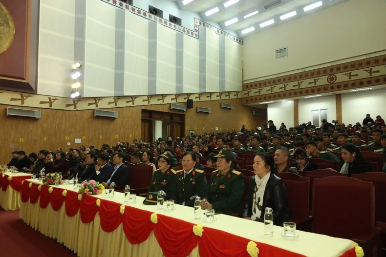 Đông đảo khán giả Cao Bằng dự lễ khai mạc Tuần phim.