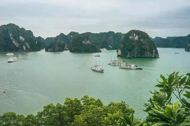 Du lịch Việt Nam đầy tiềm năng với nhiều điểm đến nổi tiếng như Vịnh Hạ Long, địa danh 2 lần được UNESCO công nhận là Di sản Thiên nhiên Thế giới.