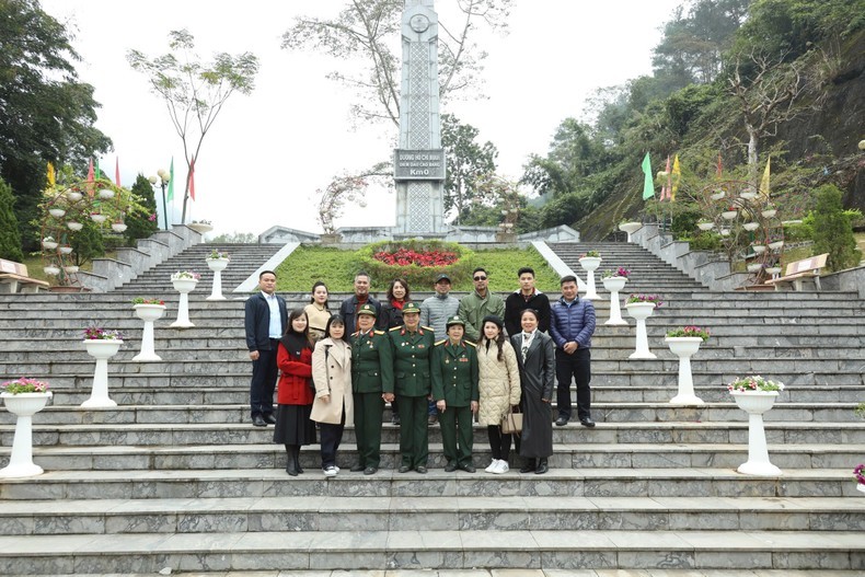 Các nghệ sĩ dâng hương tại một số di tích của tỉnh Cao Bằng. Các nghệ sĩ dâng hương tại một số di tích của tỉnh Cao Bằng.