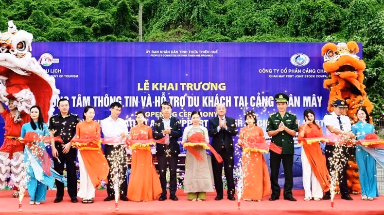 Cắt băng khai trương Trung tâm Thông tin và Hỗ trợ du khách tại khu vực cảng Chân Mây.