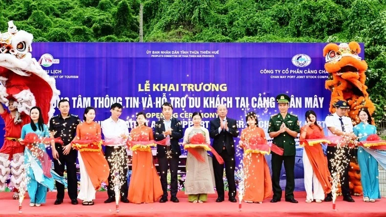 Cắt băng khai trương Trung tâm Thông tin và Hỗ trợ du khách tại khu vực cảng Chân Mây.