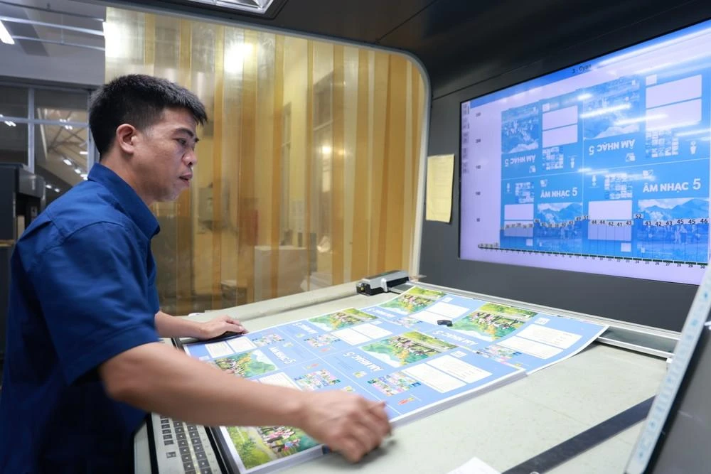 Sách giáo khoa được in ấn để đảm bảo cung ứng đủ cho học sinh.