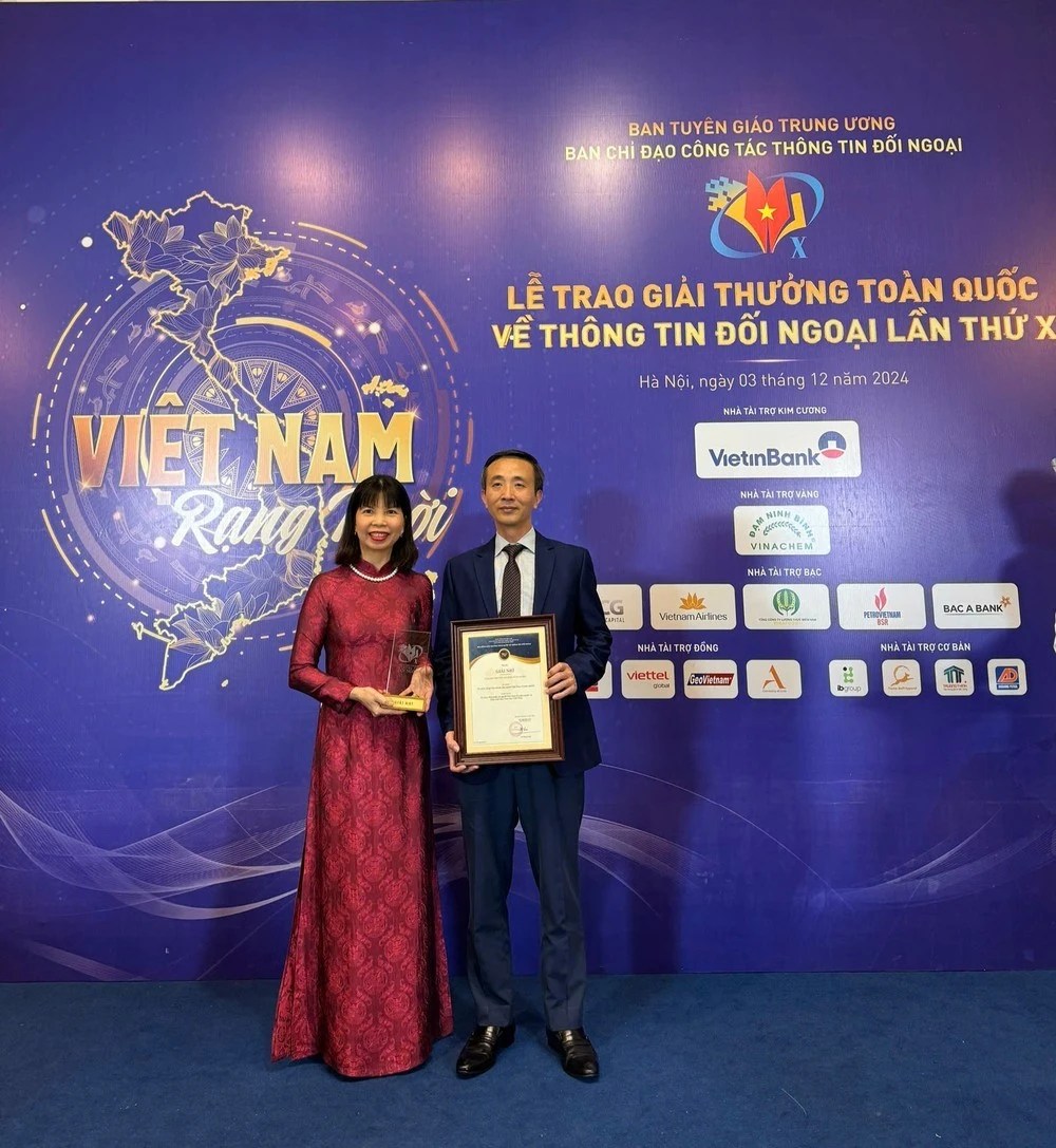Bà Phạm Thị Kim Hoa - Vụ trưởng Vụ Thông tin Văn hoá, UBNN về NVNONN và Ông Nguyễn Chí Bính - Phó Tổng Giám đốc NXBGDVN với Giải thưởng toàn quốc về thông tin đối ngoại lần thứ X.