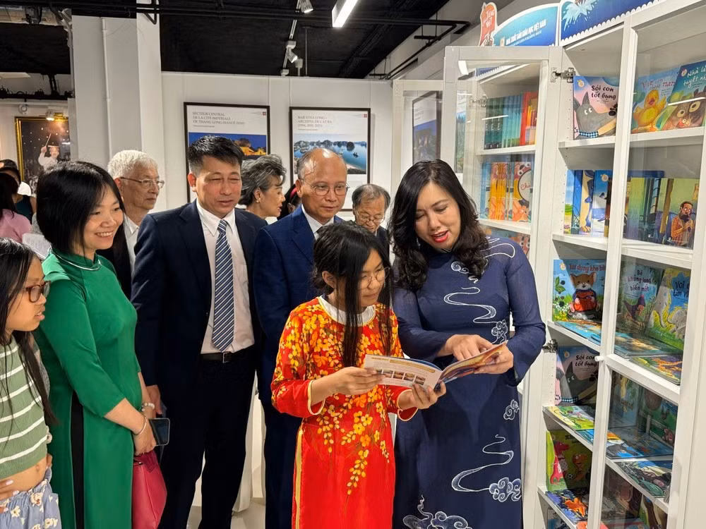 Tủ sách tiếng Việt được khánh thành tại Trung tâm Văn hoá Việt Nam tại Pháp thu hút được sự quan tâm lớn của cộng đồng.