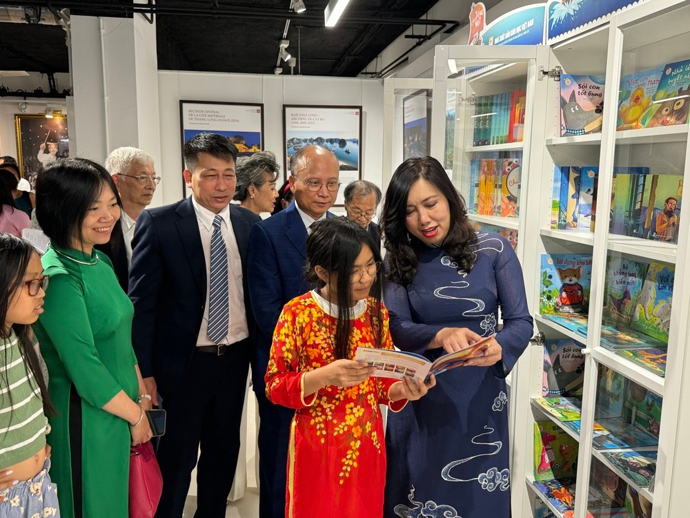 Tủ sách tiếng Việt được khánh thành tại Trung tâm Văn hoá Việt Nam tại Pháp thu hút được sự quan tâm lớn của cộng đồng. Tủ sách tiếng Việt được khánh thành tại Trung tâm Văn hoá Việt Nam tại Pháp thu hút được sự quan tâm lớn của cộng đồng.