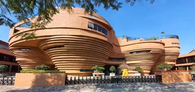 Trung tâm Tinh hoa làng nghề Việt thu hút du khách khi tới làng gốm Bát Tràng.