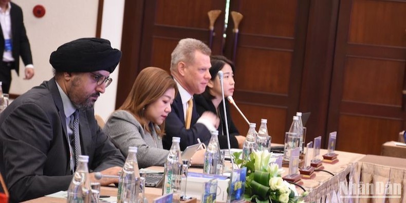 Nhiều vấn đề tài chính được thảo luận tại hội nghị. Nhiều vấn đề tài chính được thảo luận tại hội nghị.
