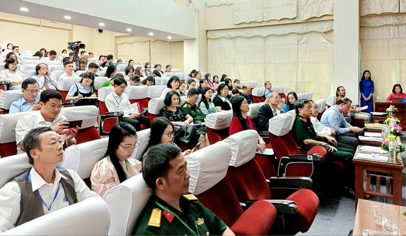 Đông đảo văn nghệ sĩ, nhà nghiên cứu tham gia hội thảo.