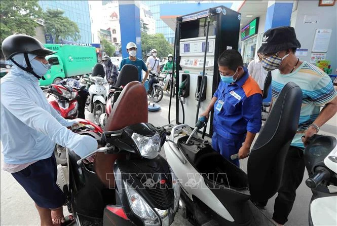 Người dân mua xăng tại một điểm kinh doanh xăng, dầu ở Hà Nội. (Ảnh minh họa)