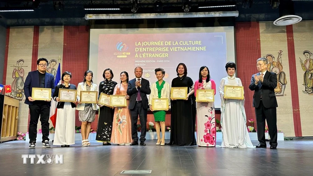 Trao chứng chỉ cho các doanh nghiệp có nhiều đóng góp vào sự lan tỏa tinh thầnVăn hóa doanh nghiệp Việt Nam.